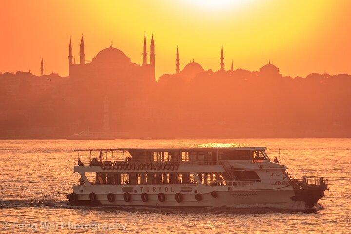 Bosphorus Sunset Yacht Tour with Guide and Snacks