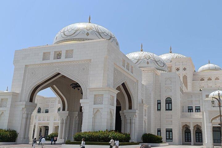 Premium Abu Dhabi Tour: Grand Mosque, Royal Palace & Etihad Tower