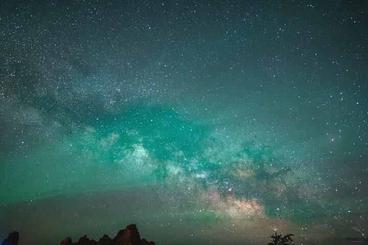 Astro-Photo, Hiking and Stargazing Tour in Arches National Park