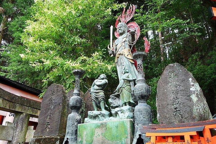 Fushimi Inari Deep Shinto Shrine Tour while Hiking with Expert