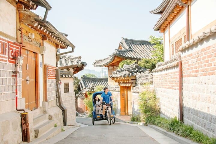 2 hr / Seoul Private Pedicab Tour : Bukchon Anguk Hanok Village