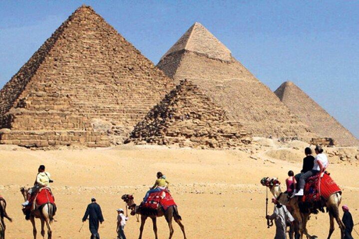 Private Tour To Pyramids of Giza Memphis Saqqara With Lunch