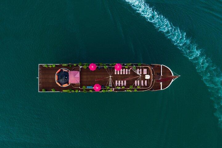 From Hanoi: 2-Day Luxury Halong Cruise Explore Caves & Island