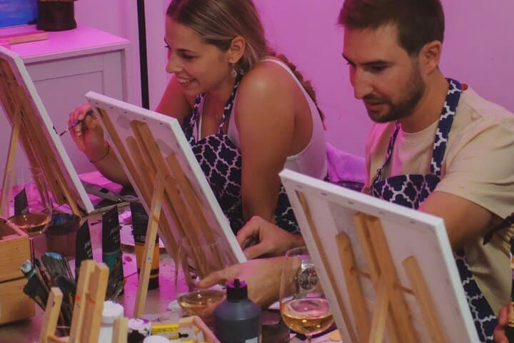 Italian Paint and Wine Experience Art Class in Rome with Pizza