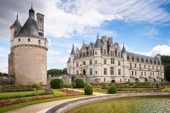 Loire Valley 3 Best Castles and Wine Tasting Private from Paris
