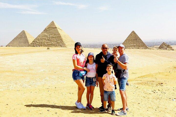 Private Tour: Giza Pyramids & Cairo Museum & Bazaar(All included)