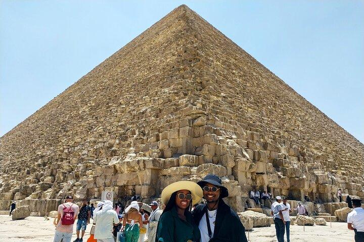 Private Tour: Giza Pyramids & Cairo Museum & Bazaar(All included)