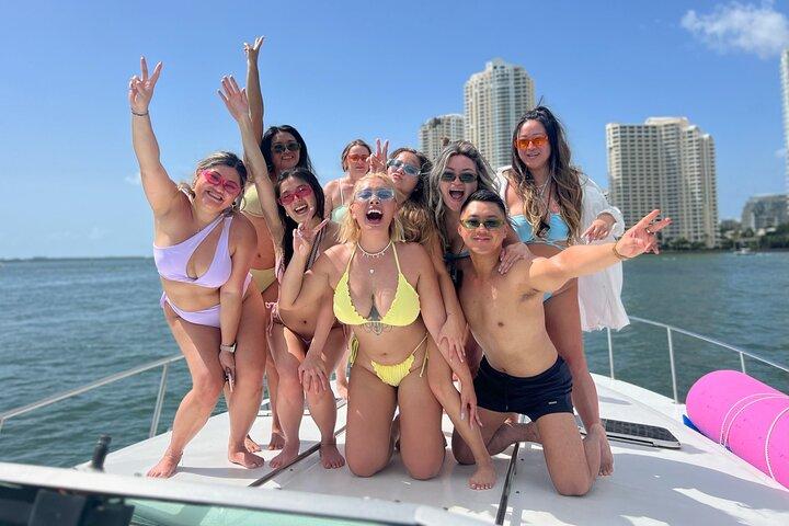 Miami Yacht Party – Discover Secret Spots w/ Captain & Drinks