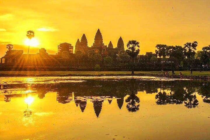 Small-Group Angkor Wat Sunrise Tour with Breakfast