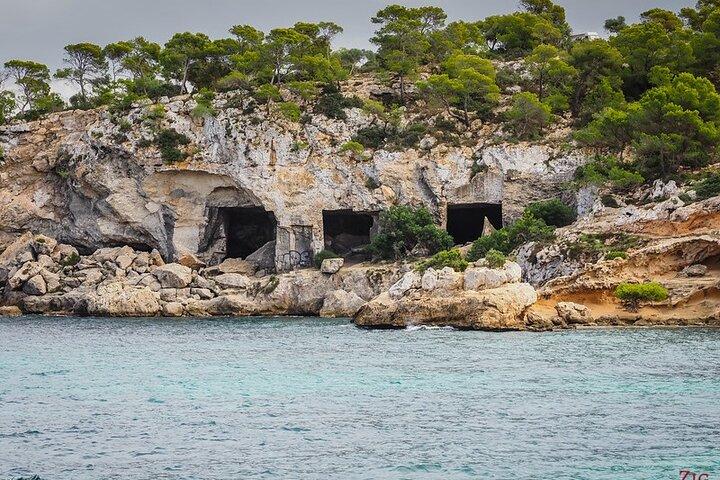 Tour Beach Portal Vells, Cave Portal Vells.