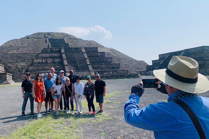 Balloon flight + Transportation from CDMX and cave breakfast.