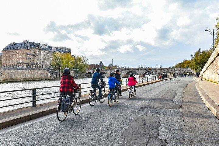 Paris Small Group Guided Bike Tour of Must-See Sights