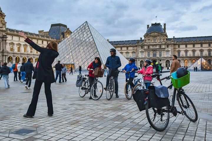 Paris Small Group Guided Bike Tour of Must-See Sights