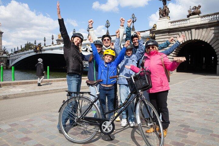 Paris Small Group Guided Bike Tour of Must-See Sights