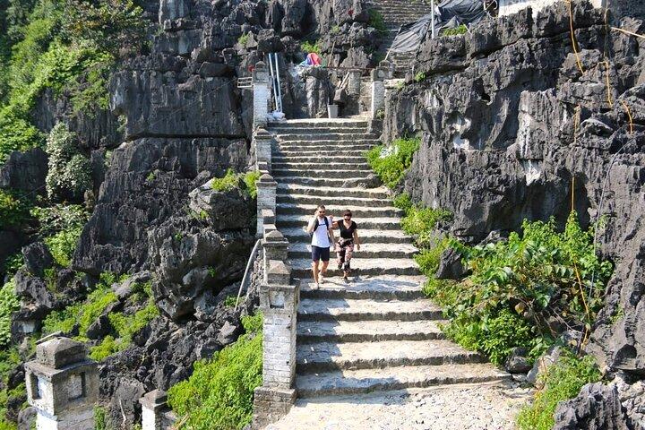 Private 1-Day Tour in Ninh Binh: Mua Caves, Trang An & Hoa Lu