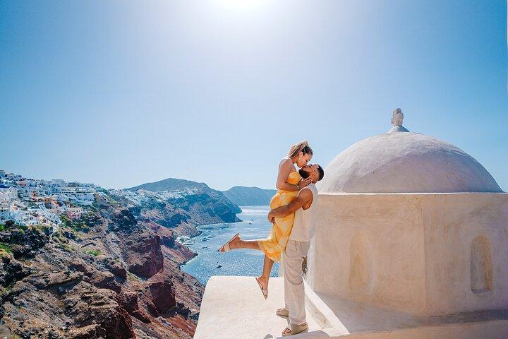 Santorini: Customized Private Photoshoot Walk in Oia