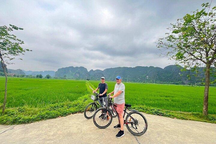 From Hanoi to Ninh Binh: Mua Caves, Tam Coc & Hoa Lu Private Tour
