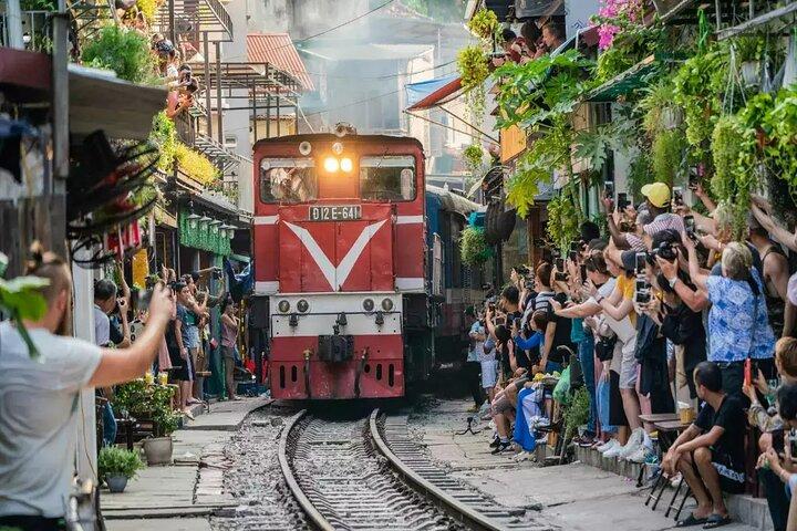 Vespa City Tour &Train Street Female With Ao Dai Riders 4,5 Hours