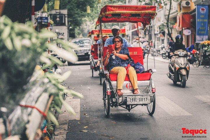 Hanoi: Bat Trang Pottery class & Train Street Private Tour
