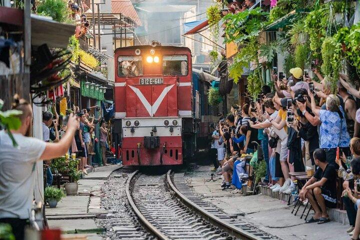 Hanoi: Bat Trang Pottery class & Train Street Private Tour