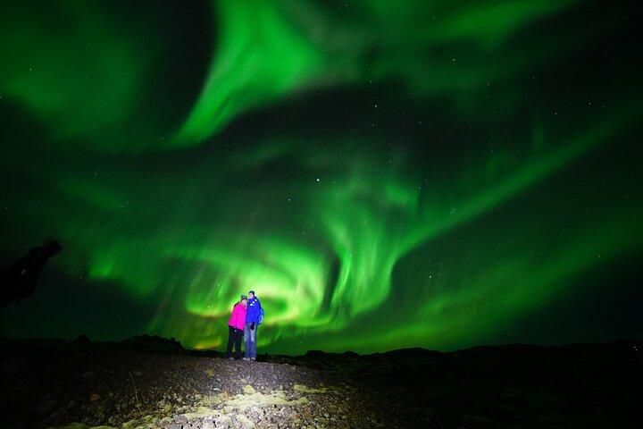 Reykjavik: Guided Northern Lights Tour with Hot Cocoa & Photos
