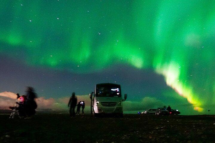 Reykjavik: Guided Northern Lights Tour with Hot Cocoa & Photos