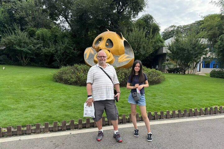 Private Half-Day Tour to Chengdu Panda Base(Optional Volunteer)