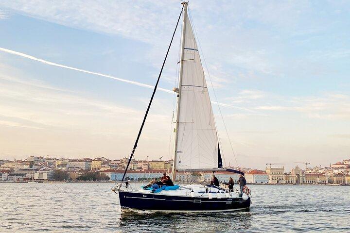 Lisbon: Sunset Tagus River Sailing Tour with Drinks