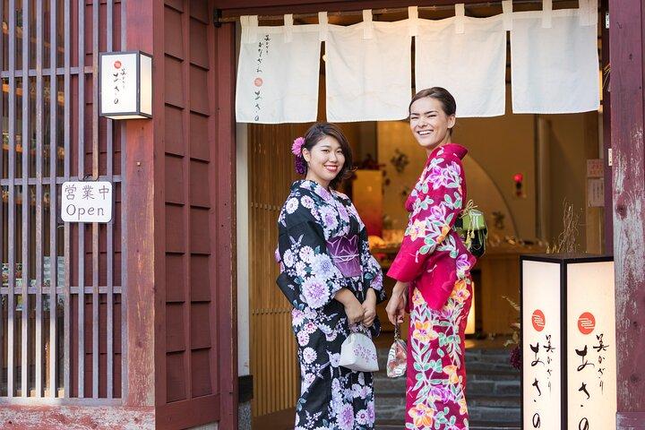 Gold Leaf Crafting in Higashi Chaya District, Kanazawa