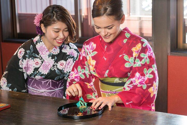 Gold Leaf Crafting in Higashi Chaya District, Kanazawa
