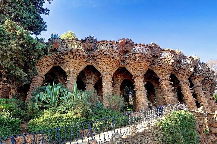 Barcelona Shared Guided Tour Including Park Güell Entry + Ebook