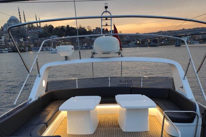 Istanbul: Private Bosphorus Yacht Tour with Snacks