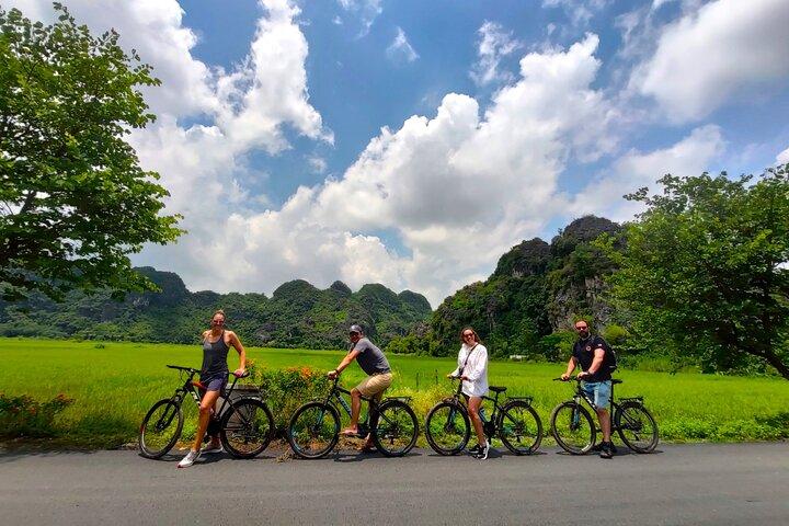 Small Group Luxury Day Trip from Hanoi: Hoa Lu, Tam Coc, Mua Cave