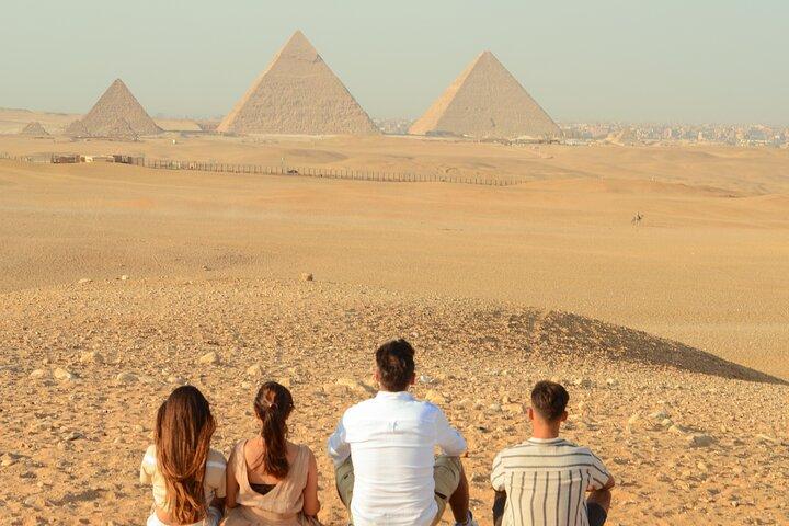 Private: Pyramids & Sphinx Guided Tour With Transfers & Drinks.