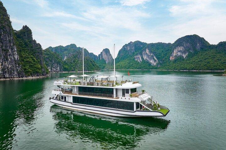 Hanoi: Luxury Halong Bay Day Cruise with Buffet Lunch, Limousine