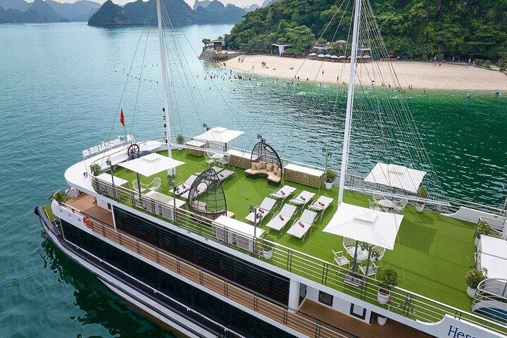 Hanoi : Halong Bay 5-Star Day Cruise Caves, Swim, Kayak & Buffet