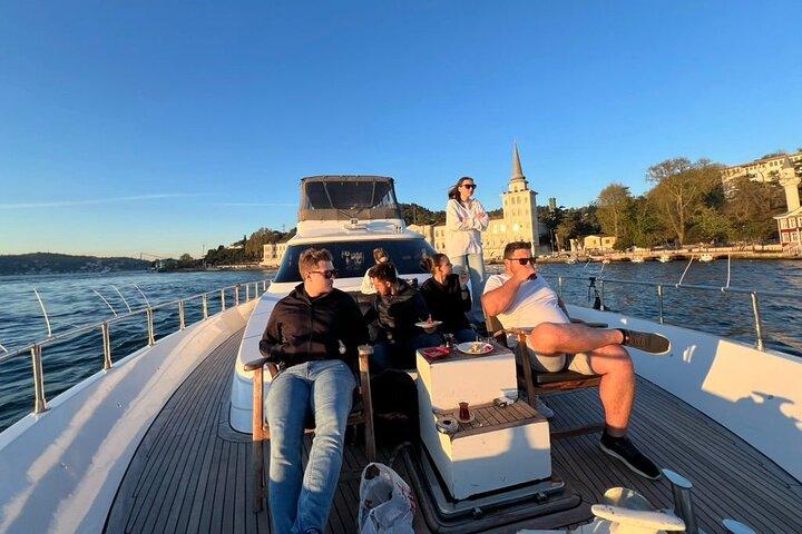 Istanbul Bosphorus Sunset Yacht Cruise with Live Guide and Snacks