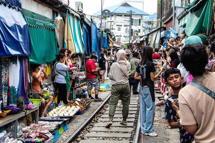 Private tour : Railway & Floating Market and the Bridge over river Kwae
