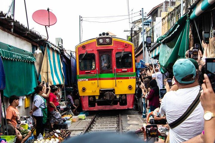Private tour : Railway & Floating Market and the Bridge over river Kwae