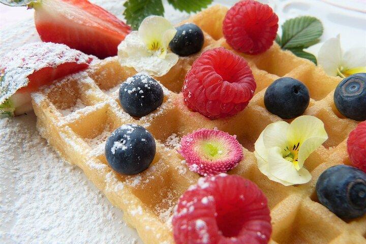 Brussels Walking and Bus Tour with Waffle Tasting Experience