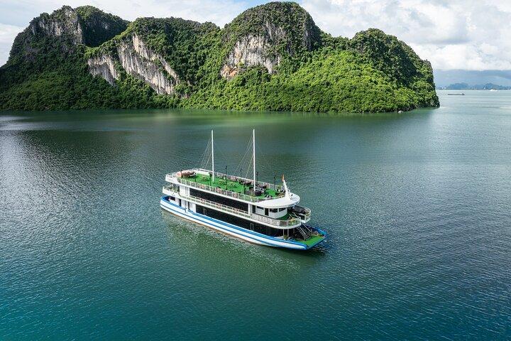 Hanoi to Halong Bay 5-Star Cruise with Party, Kayaking & Buffet