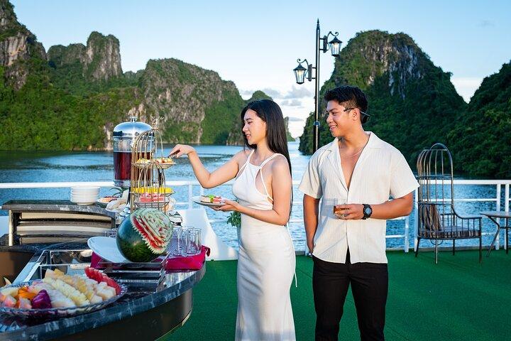 Hanoi: Halong Bay Luxury Cruise with Lunch, Jacuzzi, Sunset Party