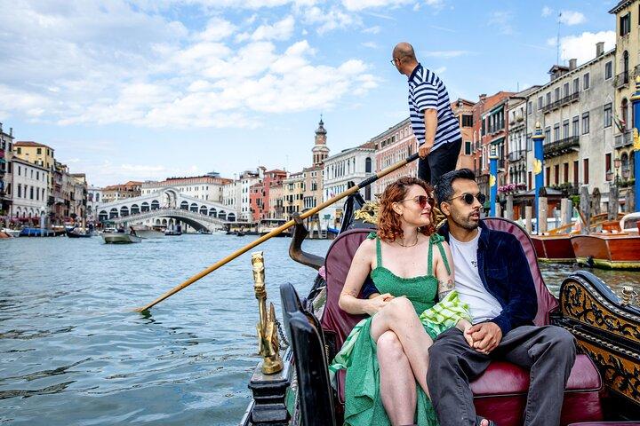 Private Photoshoot on Personal Gondola in Venice
