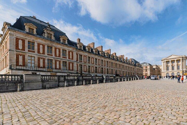 Photoshoot at the Palace of Versailles: A Royal Experience