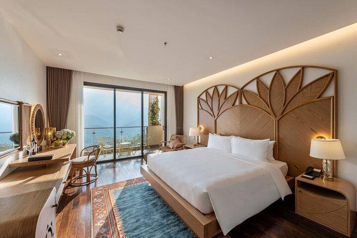 From Hanoi: 2 Days Luxury Sapa Trek & Fansipan Peak with Dcar