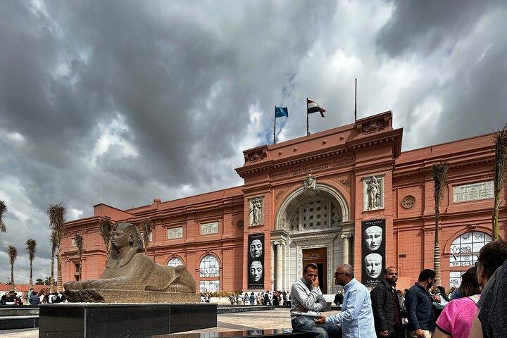 Day tour to the Great pyramid & the Egyptian Museum