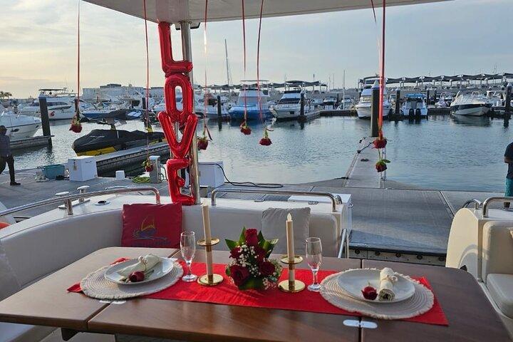 2 Hour Romantic Dinner on a Luxury Yacht in Dubai