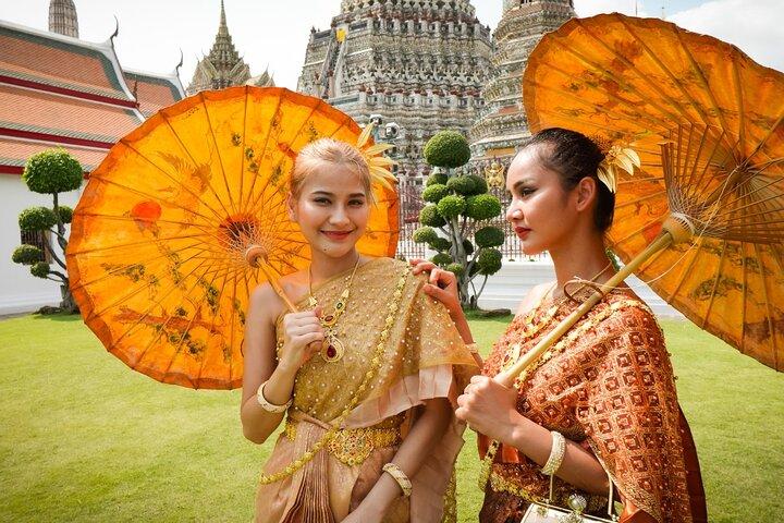 Thai Costume Photo Tour at Wat Arun Bangkok from Bangkok