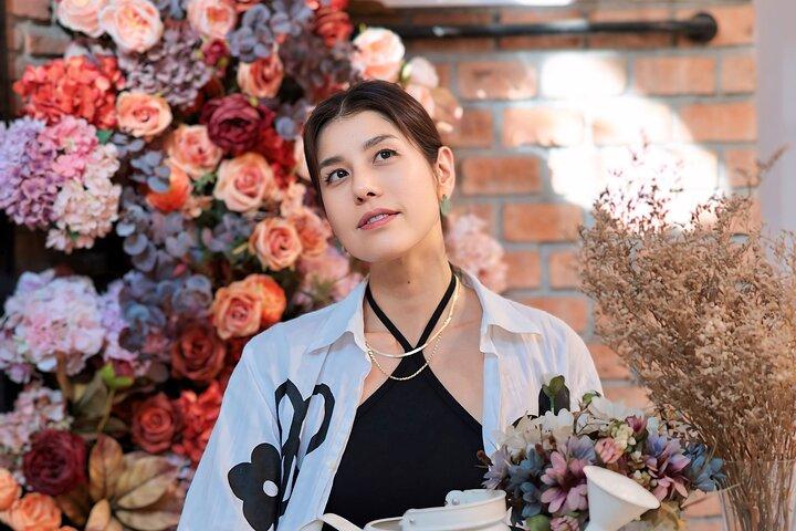 Private Photoshoot & Bangkok Cafe Hopping with Local Buddy