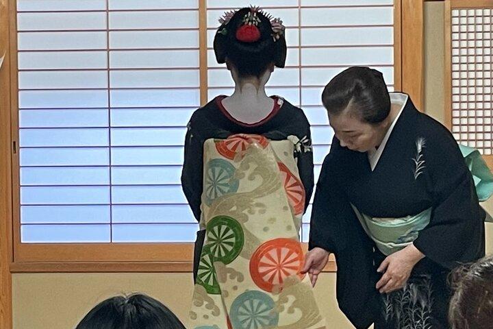 Kyoto: Meet the Geisha Maiko with Gion Walking Tour